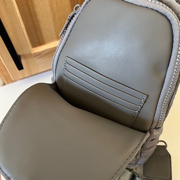 Urban Expressions Gray Quilted Puffer sling Bag - Picture 3 of 3